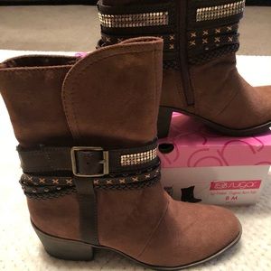 BRANDNEW IN BOX- Brown Boots size 8